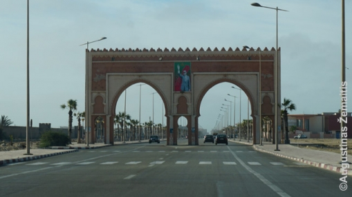 Simboliniai vartai įvažiuojant į Dachlą. Ant jų - Maroko karaliaus nuotrauka