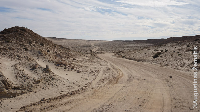 Kai išlipome šioke vietoje Vakarų Sacharoje pasigėrėti kopomis, pasitiko pareigūnai ir nurodė grįžti į automobilį bei važiuoti iš ten