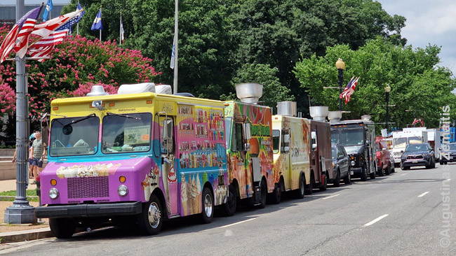 Maisto sunkvežimiai kompensuoja kavinių trūkumą aplink National Mall