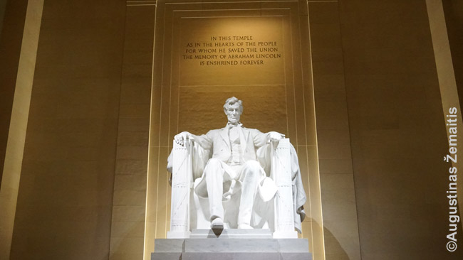Abrahamo Linkolno paminklas didžiulio jam skirto memorialo viduje