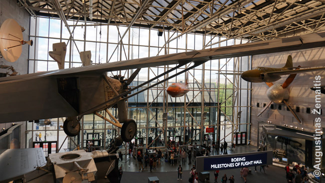 Smithsonioan oro ir kosmoso muziejuje kabo Spirit of Saint Louis lėktuvas, kuriuo Čarlzas Lidbergas pirmasis vienas perskrido Atlantą