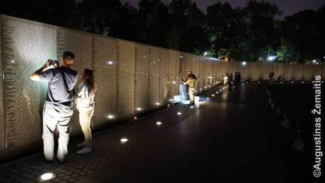 Ant Vietnamo karo memorialo surašyti visi ten galvas padėję amerikiečiai - populiaru ieškoti savo giminaičių ar pažįstamų