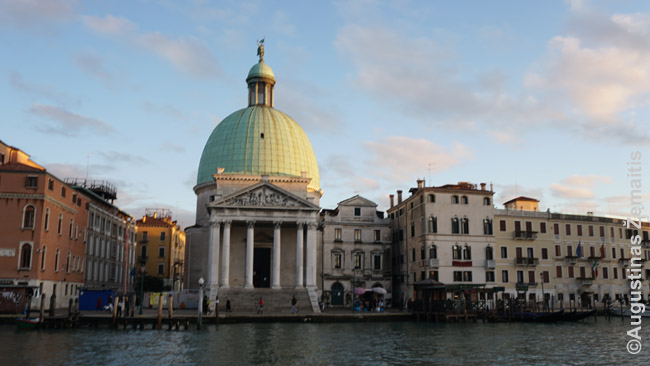 Palei Venecijos Didįjį Kanalą prie stoties. Tai - vienas pirmųjų vaizdų, kurį turistai šiandien išvysta Venecijoje