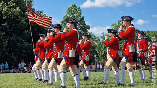 Colonial Williamsburg diena užsibaigė XVIII a. britų karo muzika