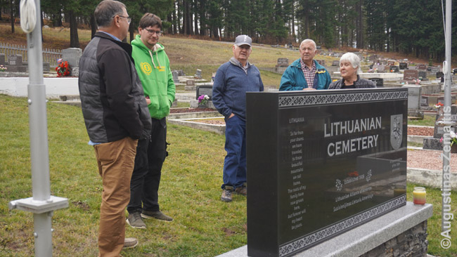 Skaitome ant paminklo nugaros surašytas Roslyne palaidotų lietuvių pavardes