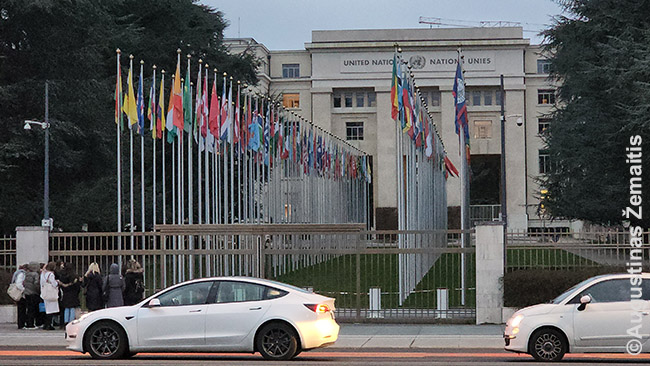 Tautų Sąjungos (dabar - Jungtinių Tautų) rūmai su visų valstybių narių vėliavomis
