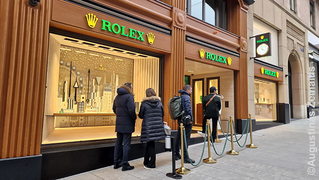 Eilė prie Rolex laikrodžių parduotuvės