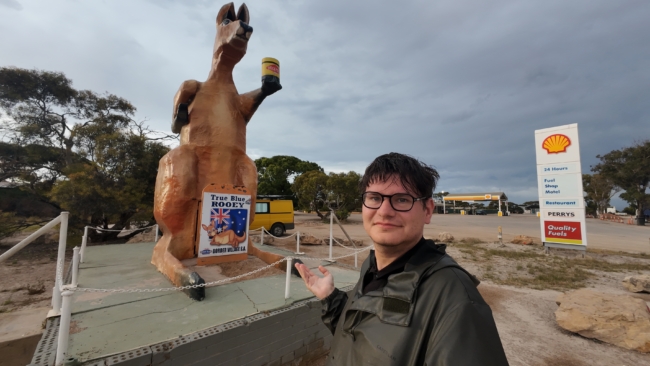 Kengūros paminklas prie Border Village pakelės namų ties Pietų ir Vakarų Australijų siena
