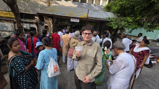 Laukiam 07:30 autobuso į Aurovilį