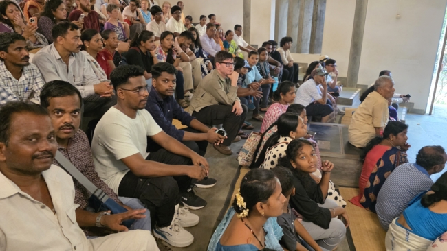 Aurovilio lankytojų centre laukiame galimybės eiti koncentruotis į Matrimandyrą. Dauguma laukiančiųjų - indai