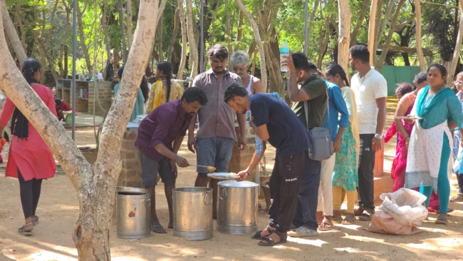 Auroviliečiai dalija(si) maistą