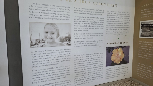 Pasakojimai apie Aurovilį lankytojų centre