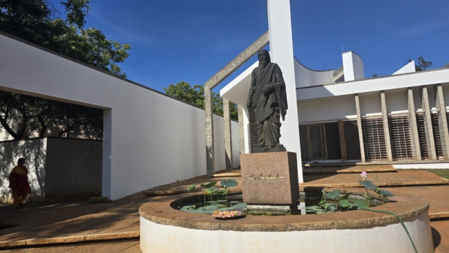 Paminklas įkvėpėpjui Šri Aurobindo Aurovilyjea