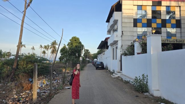 Kelias palei šiukšles į Auro Beach paplūdimį