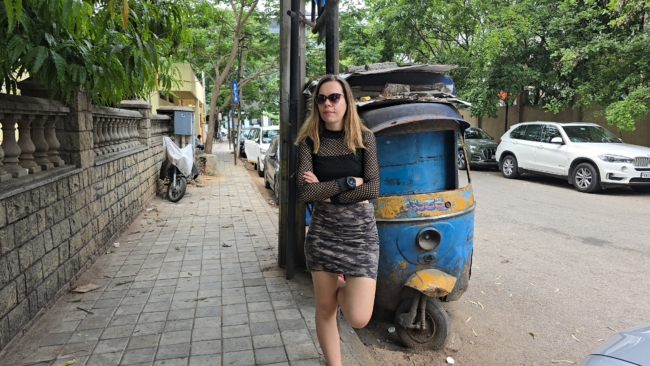 Prie aplūžusios rikšos, kuri iš tikro tarnauja kaip kioskas