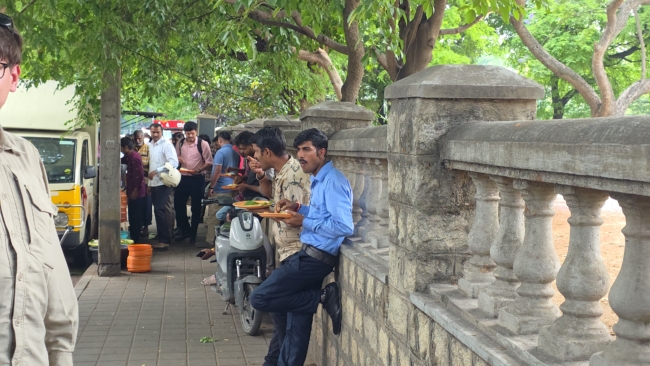 Darbininkai valgo per pietų pertrauką