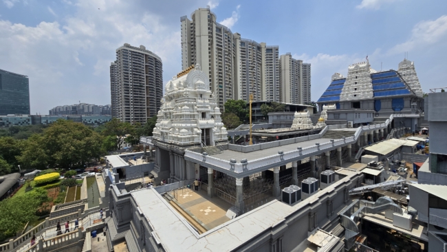 IKSCON šventykla nuo gretimo stogo