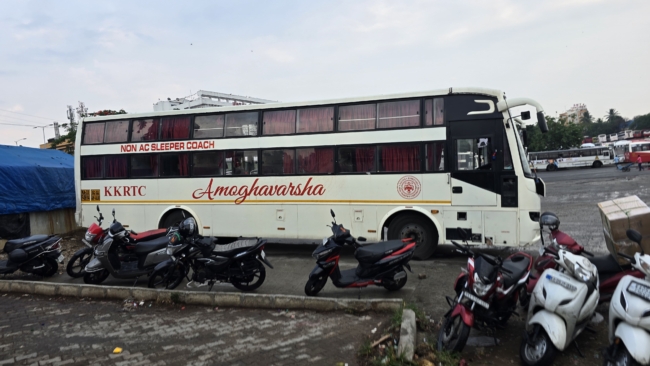 Miegamasis autobusas iš išorės Indijoje