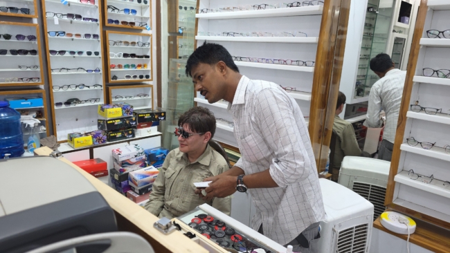 Užsakinėju akinius Bangaloro turgaus zonos dalyje, kur daug akinių parduotuvių