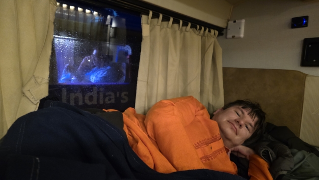 Miegamajame Indijos autobuse