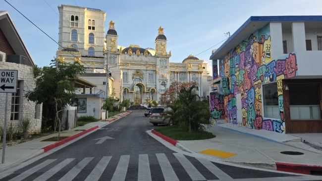 Šiaurės Marianų sostinė Garapanas su apleistu kazino tolumoje