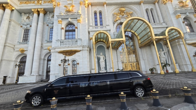 Aprūdijęs limuzinas prie apleisto kazino