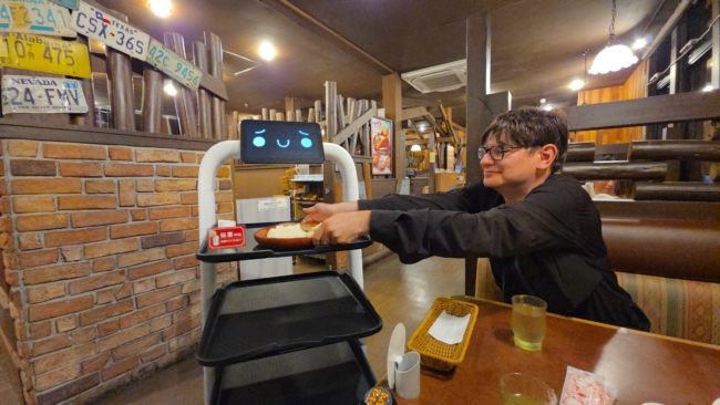 Japonų automatiniame restorane robotas atveža maistą