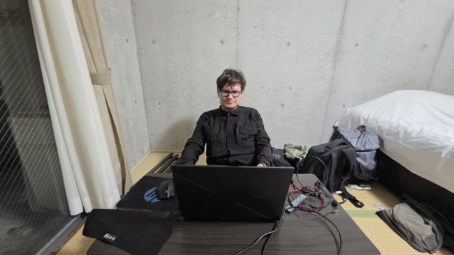 Dirbu ant žemės viešbučio kambaryje Išigakyje