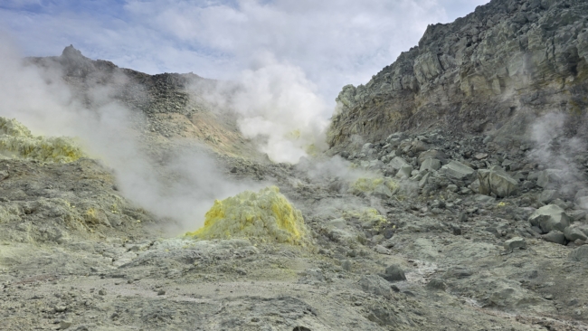 Rūkstanti vulkaninė žemė Akano nacionaliniame parke