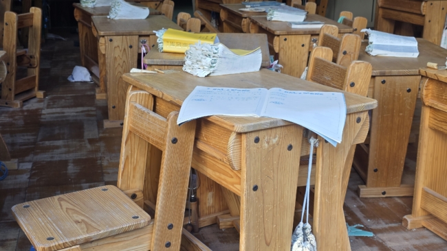 Sąsiuviniai apleistoje mokykloje