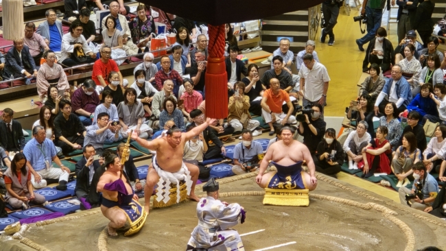 Jokozuna atlieka ritualus, skirtus tik šį titulą turintiems