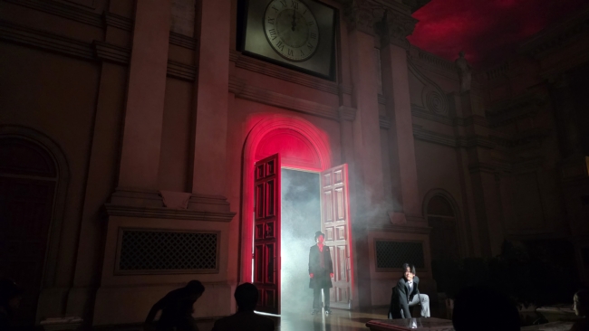 Viena finalinių Šerloko scenų miestelio bažnyčios aikštėje