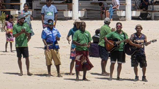 Beachcomber darbuotojai su muzika pasitinka laivą