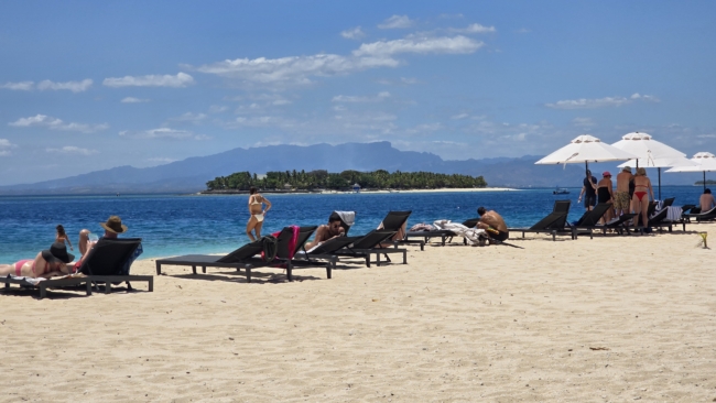 Žvelgiant nuo Beachcomber salos į Lobio (Treasure) salą