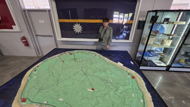 Nauru nacionaliniame muziejuje - vėliava ir žemėlapis