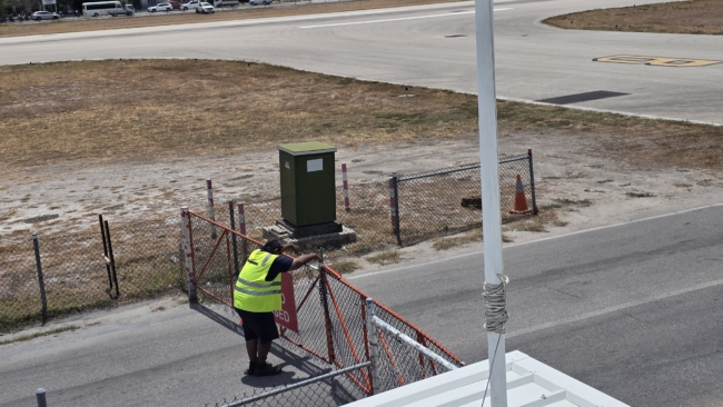 Uždaromas kelias, nes oro uoste juo riedės lėktuvas