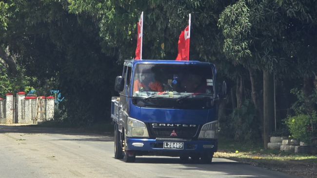 Tongos vėliavom puoštas sunkvežimis