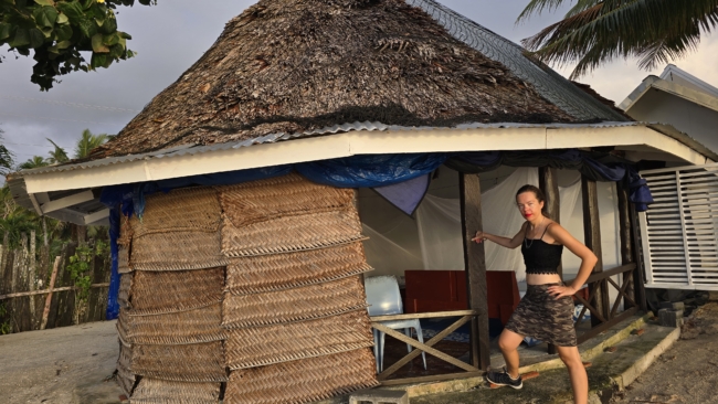 Falė (vietoj sienų - stulpai; nuo lietaus gali uždengti laikini brezentai)