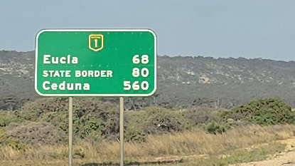 Eucla - 50 gyventojų kaimas, Ceduna - 2000 gyv. miestelis. Nieko didesnio pakeliui nėra.
