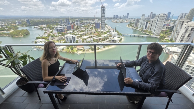 Dirbame nuotoliu iš balkonu su vaizdu į kanalų tinklą