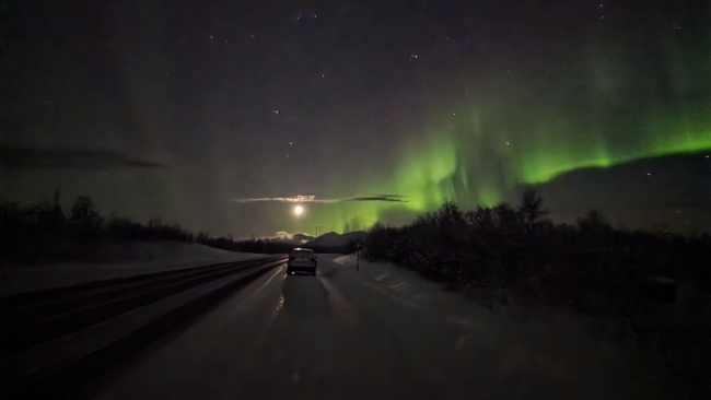 Šiaurės pašvaistė atrodo įspūdingiau kai turi su kuo palyginti...