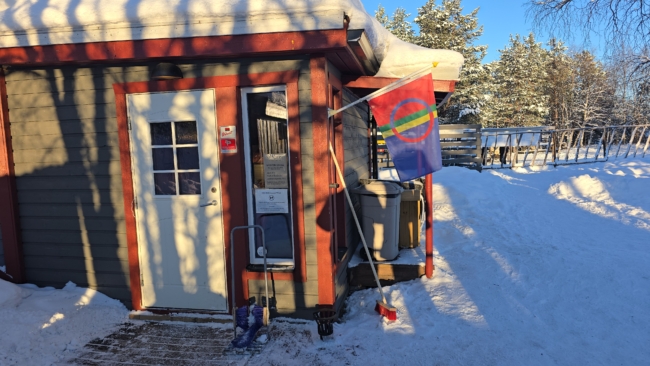 Samių muziejus su samių vėliava