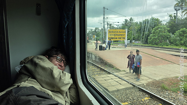 Alapužos stotis Keraloje - užrašai malajalų (vietine), hindi ir anglų kalbomis