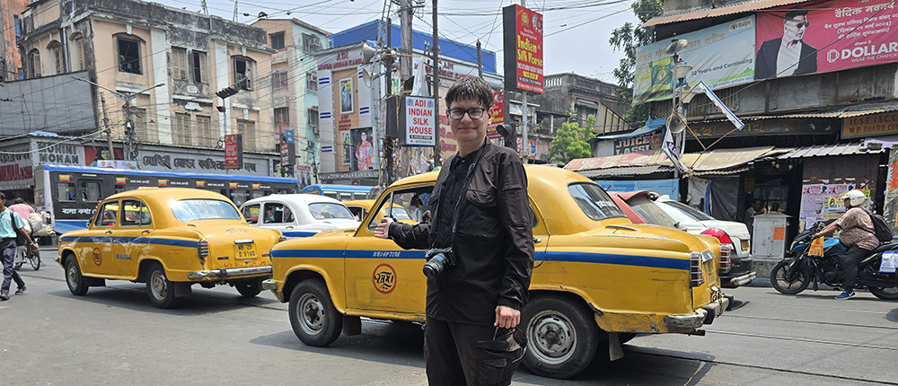 Tradiciniai Hindustan Ambassador taksi, bet jų lieka vis mažiau