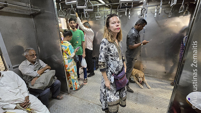 Mumbajaus priemiestinio traukinio krovinių skyrius, kokiame vyko ši situacija