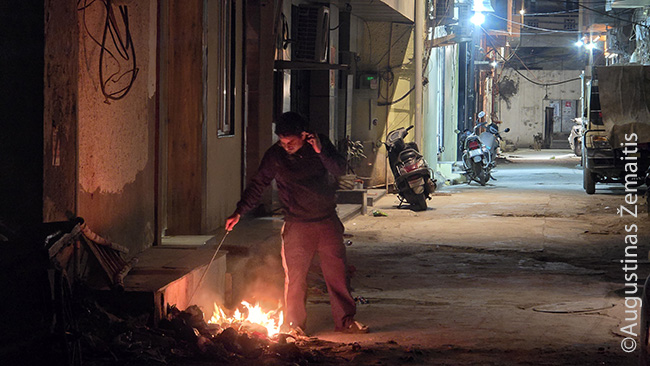 Pendžabo gatvėje kūrenamos šiukšlės