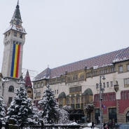 Čigonų kapai kičo muziejaus nuotraukose (dešinėje)