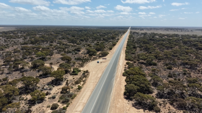Nuo šio menko vingio prasideda 146.6 km ilgio tiesus kelias