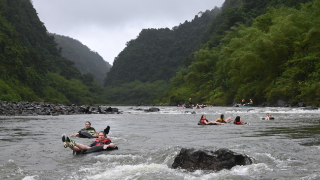 Plaukimas padangų kameromis Navua upe