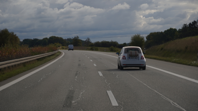 Vokietijos autobanai kartais ne platesni už kitų šalių greitkelius, bet greitis vis tiek neribojamas...